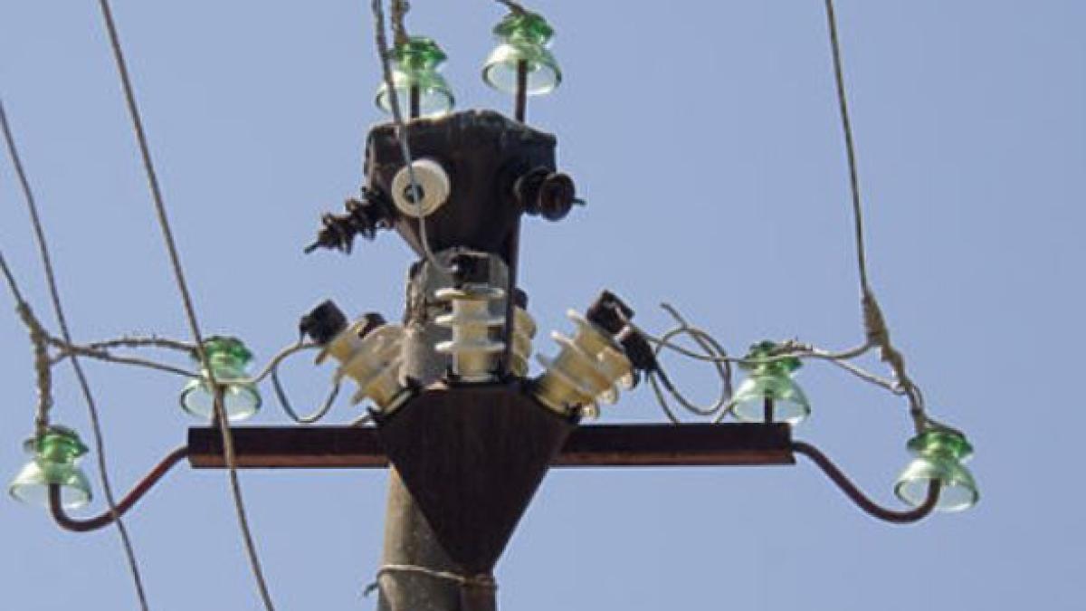 un-barbat-a-murit-electrocutat--in-timp-ce-incerca-sa-ia-un-zmeu-agatat-de-firele-de-curent