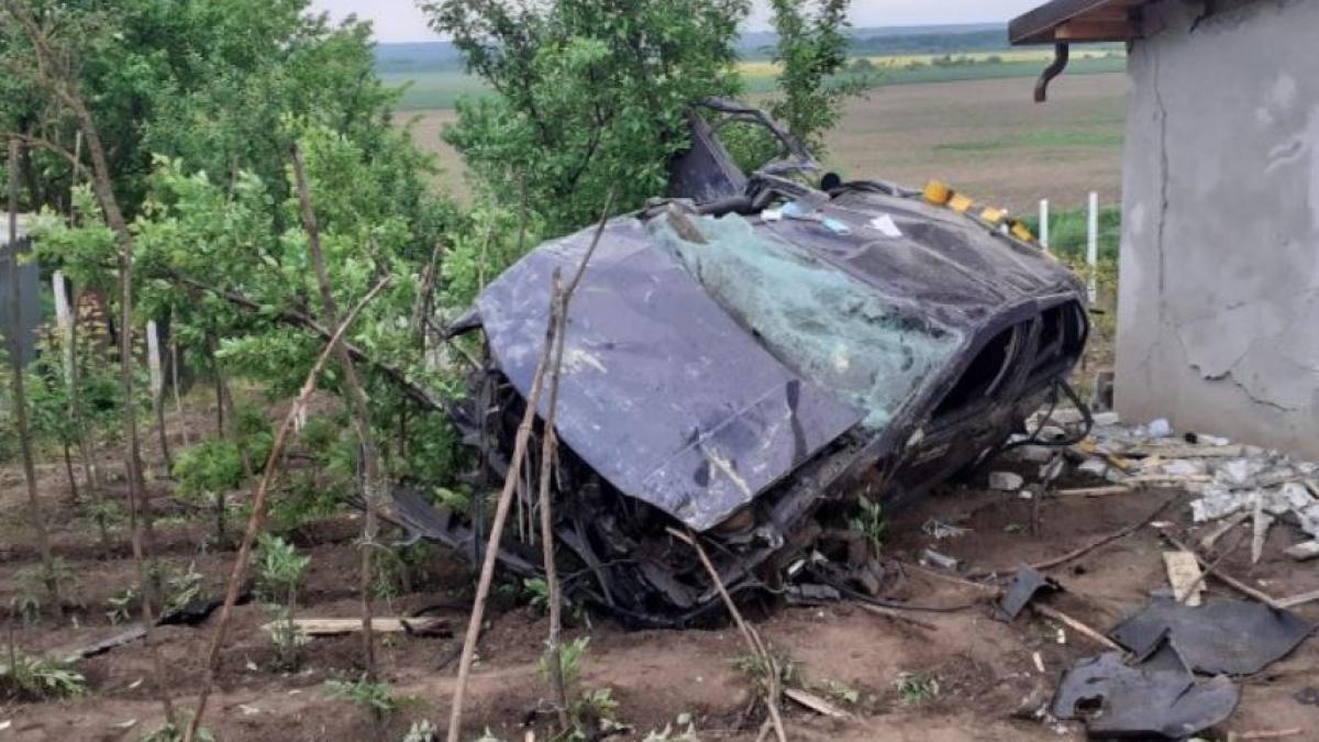 accident-rutier-dupa-o-petrecere-prc-c2prc-a0cinci-tineri-s-au-rasturnat-cu-masina-si-au-lovit-o-casaprc-c2prc-a0prc-c2prc-a0sursa-mediafax