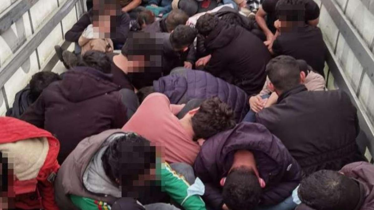 automarfar--condus-de-un-sofer-turc--oprit-la-frontiera-romaniei--zeci-se-persoane--descoperite-ascunse-printre-marfa-transportata