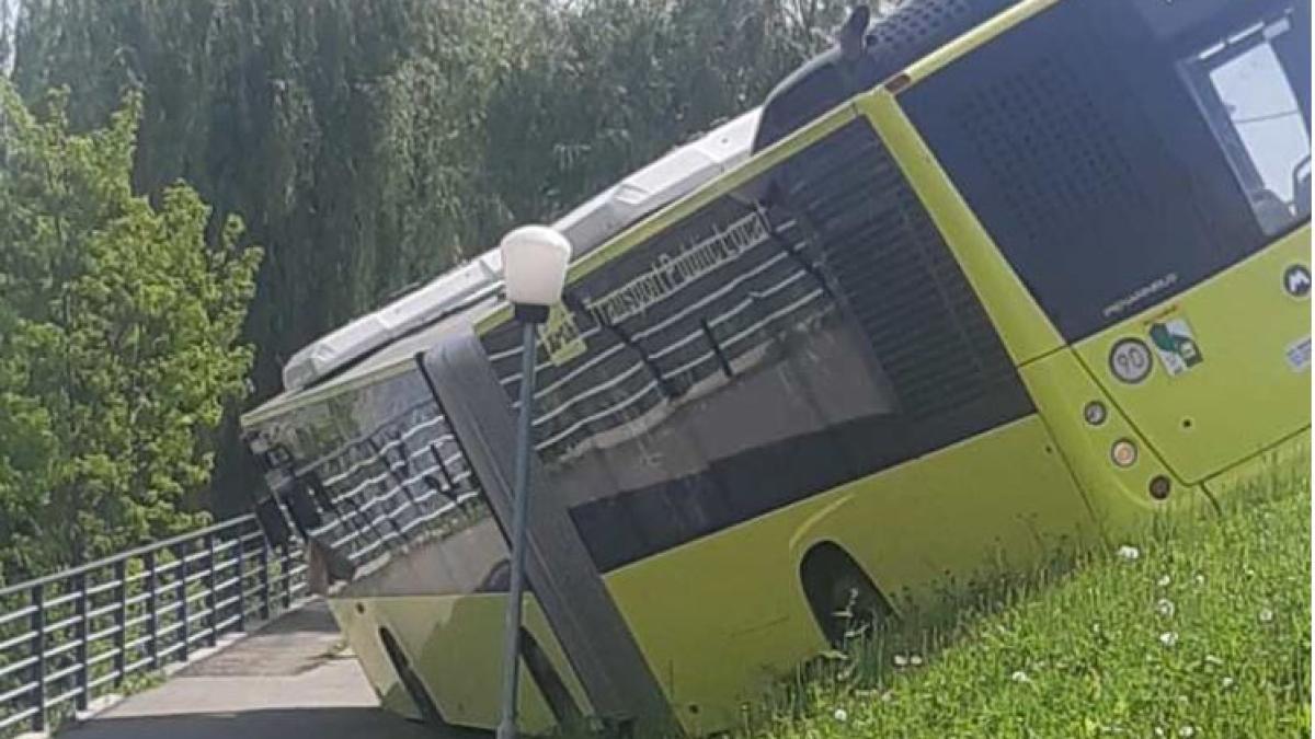 un-autobuz-cu-30-de-romani-a-iesit-de-pe-sosea-si-s-a-rasturnat-in-sibiu--soferului-i-s-a-facut-rau