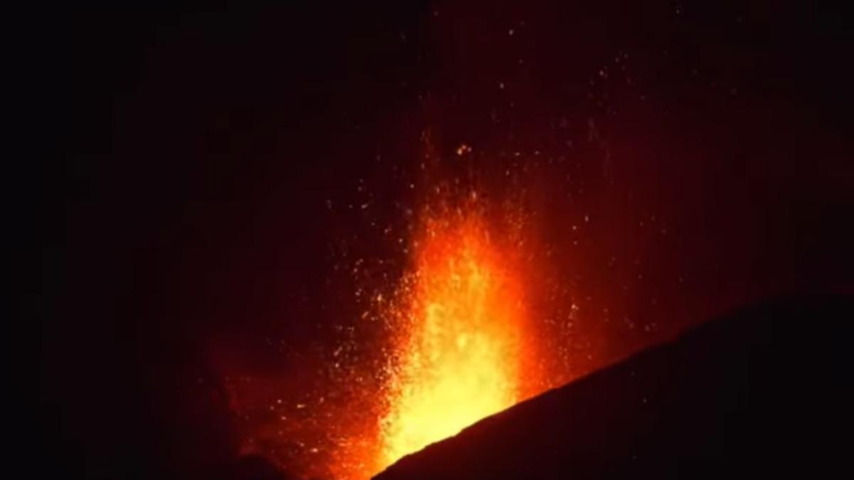 imagini-spectaculoase-cu-jeturi-de-lava-care-tasnesc-din-vulcanul-etna--dupa-o-noua-eruptie