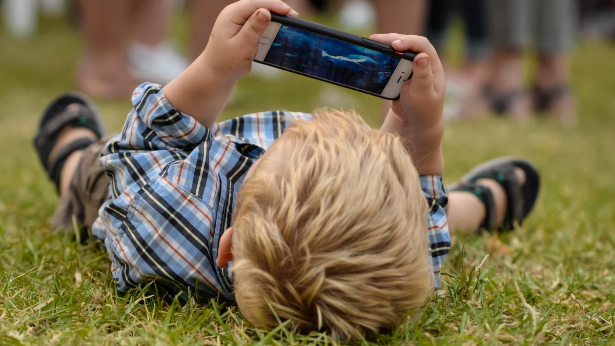 copil-baiat-baietel-telefon-flickr