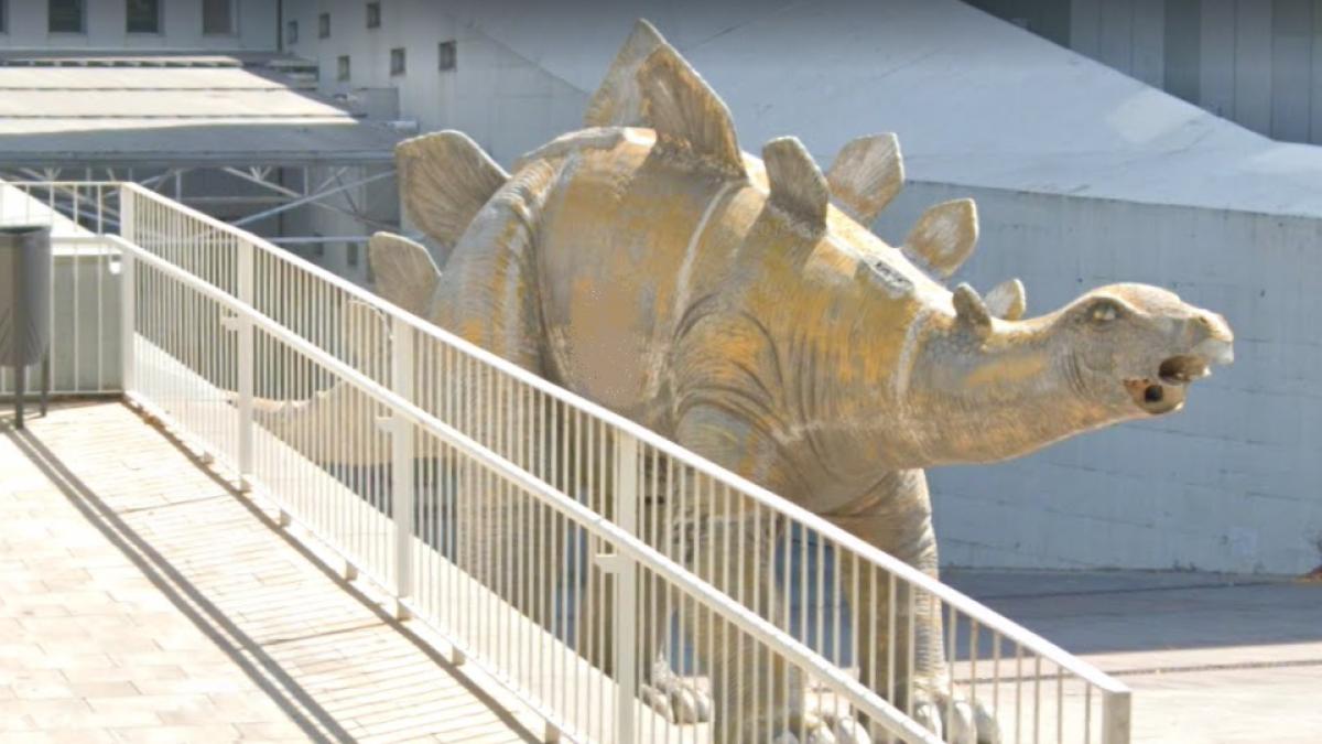 santa-coloma-de-gramanet-spania-statuie-dinozaur-google-maps-street-view