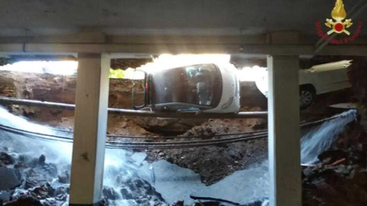 strada-prabusita-in-italia--masini-inghitite-la-propriu-de-pamant