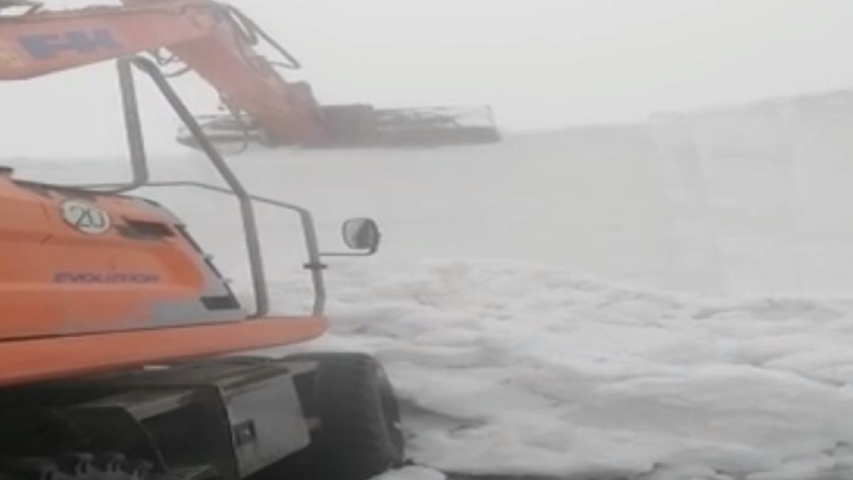 deszapezire-cu-excavatorul-pe-transfagarasan--stratul-de-zapada-depaseste-6-metri