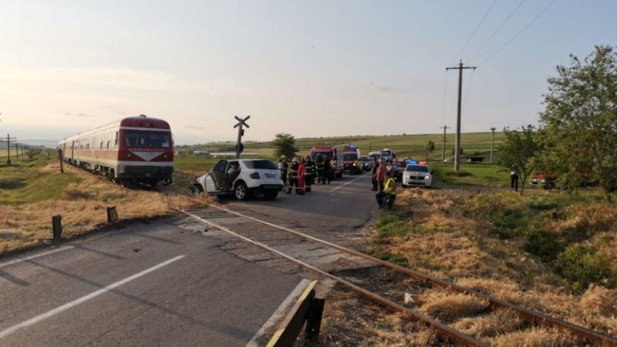 masina-lovita-de-tren-in-judetul-vaslui--patru-persoane-si-au-vazut-moarte-cu-ochii-sursa-isu-vaslui