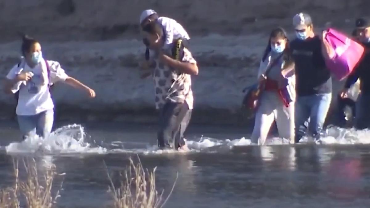 migrantii-romi-din-europa--multi-de-origine-romana--intra-in-sua-cu-pluta