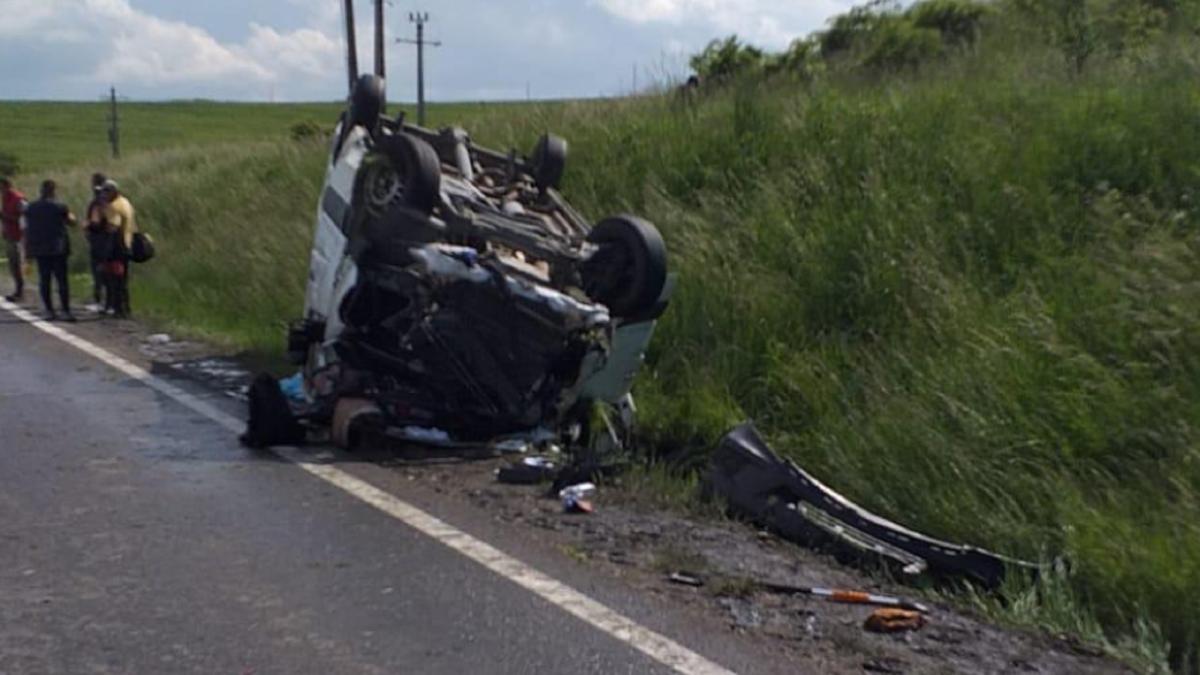 microbuz-cu-romani-rasturnat-in-judetul-cluj--mai-multe-victime