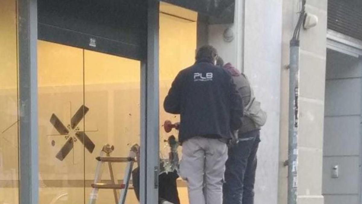 spania--doi-romani--prinsi-in-momentul-unui-jaf--barbatii-au-incercat-sa-intre-intr-un-magazin-apple