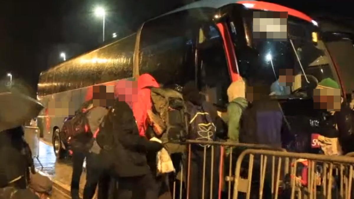 franta--autocar-plin-cu-romani--blocat-soferii-au-fost-arestati--iar-pasagerii-au-fost-trimisi-inapoi-in-tara