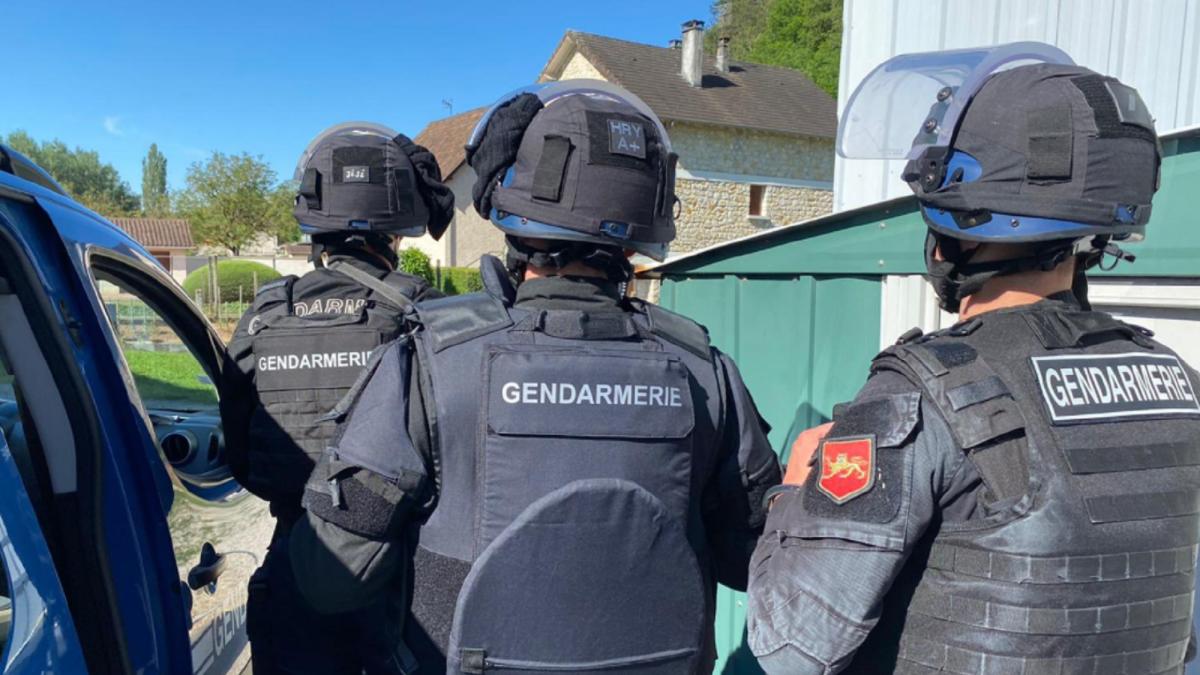 franta--barbat-inarmat--cautat-dupa-ce-a-tras-asupra-unor-jandarmi--prc-e2prc-80prc-9etoti-cetatenii-sa-ramana-in-locuinte--sa-iasa-din-caseprc-e2prc-80prc-9d