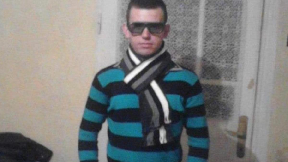 tanar-roman--gasit-mort-cu-doua-cutite-infipte-in-piept