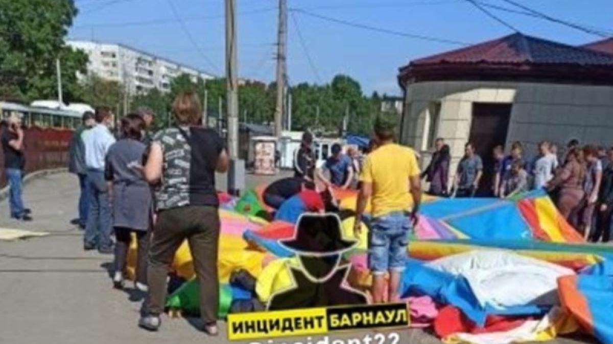 doua-fetite-lupta-sa-supravietuiasca--dupa-ce-castelul-gonflabil-in-care-se-jucau-a-explodat