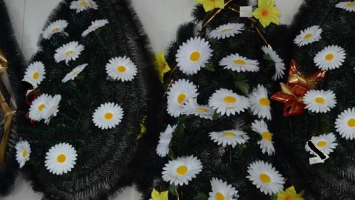 revolta-in-oradea--dupa-ce-coroanele-de-plastic-in-cimitir-au-fost-interzise--comerciantii-ameninta-cu-judecata