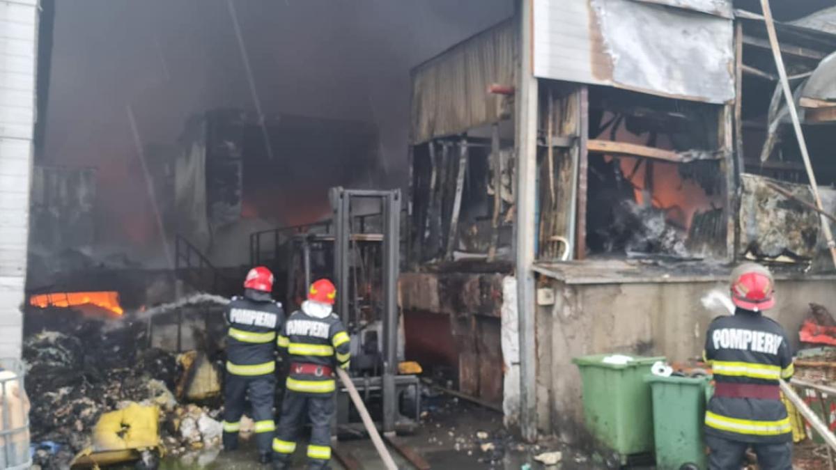 incendiu-ecoburn-petrobrazi-prahova-pompieri