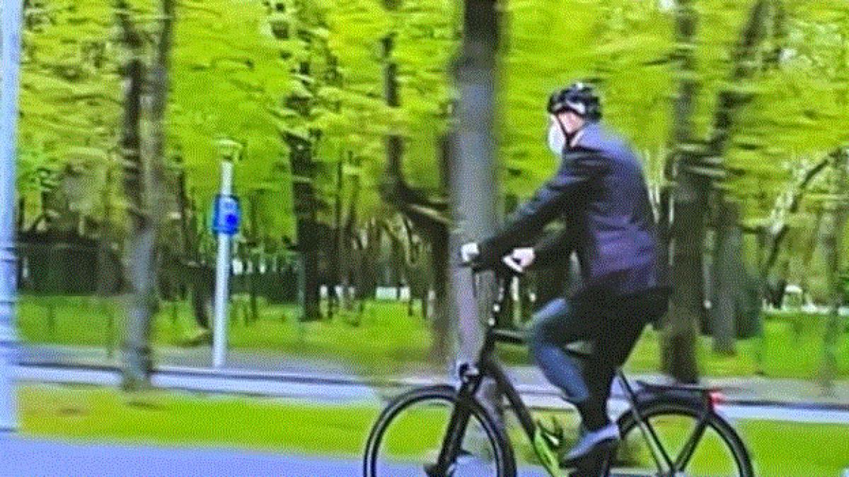 klaus-iohannis--pe-bicicleta-spre-palatul-cotroceni--in-vinerea-verde