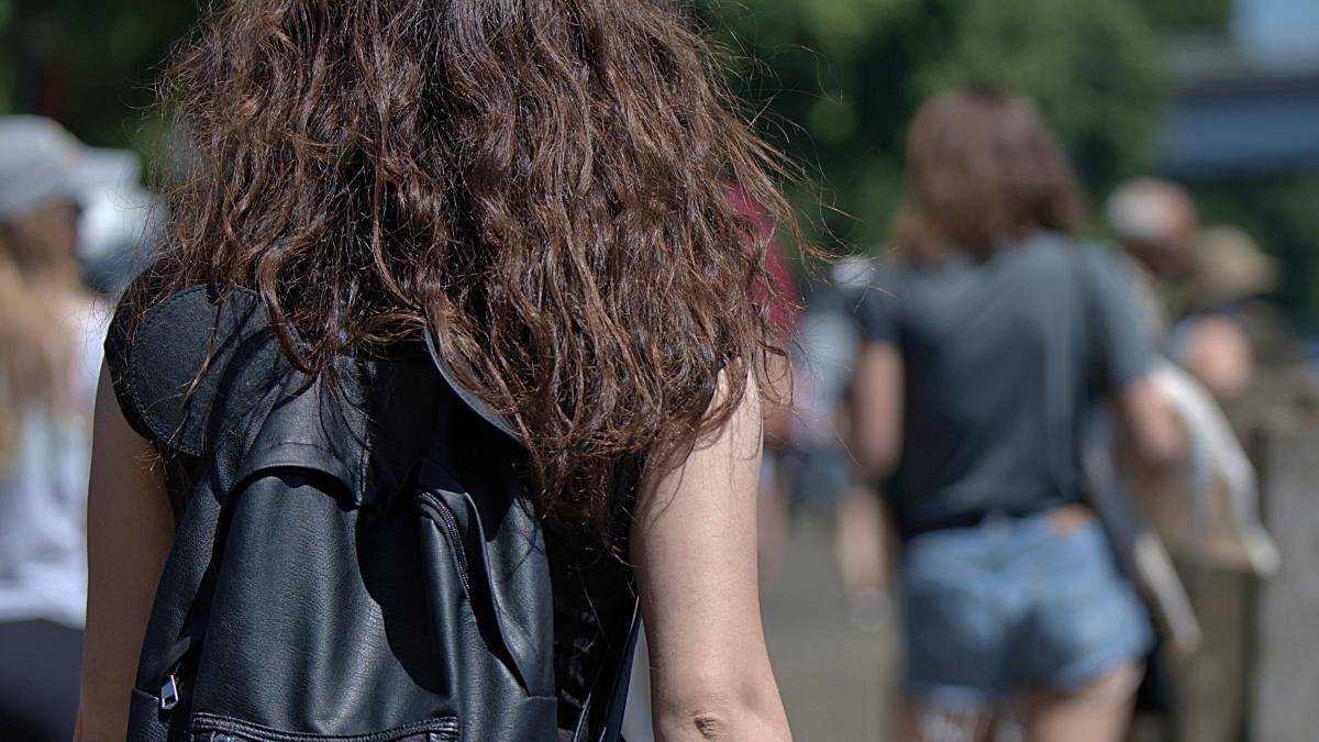 fata_adolescenta_rucsac_pleaca_de_acasa_fuga_flickr