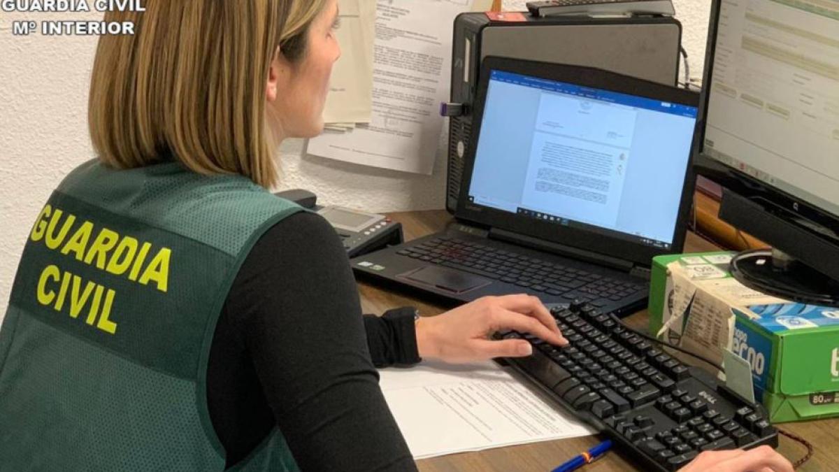 spania--doi-romani--acuzati-de-furtul-mai-multor-bijuterii-in-valoare-de-25-000-de-euro--cei-doi-foloseau-metoda-imbratisarea