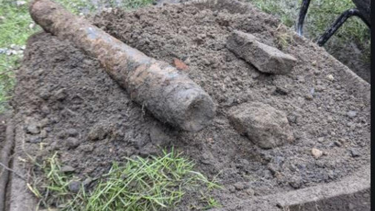 un-roman-a-gasit-in-curte-doua-bombe-din-al-doilea-razboi-mondial