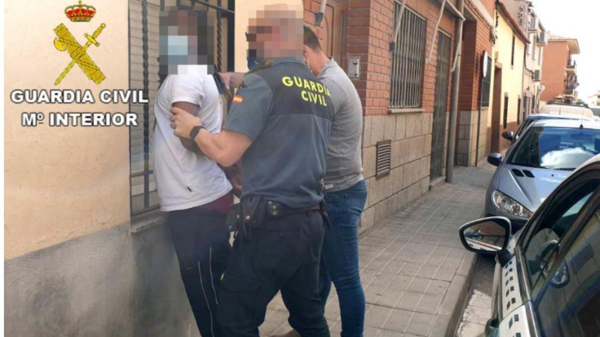 spania--un-roman-si-complici-sai--inarmati-cu-un-cutit--au-amenintat-vanzatorul-unui-magazin-si-au-fugit-cu-banii--retinuti-cu-ajutorul-martorilor