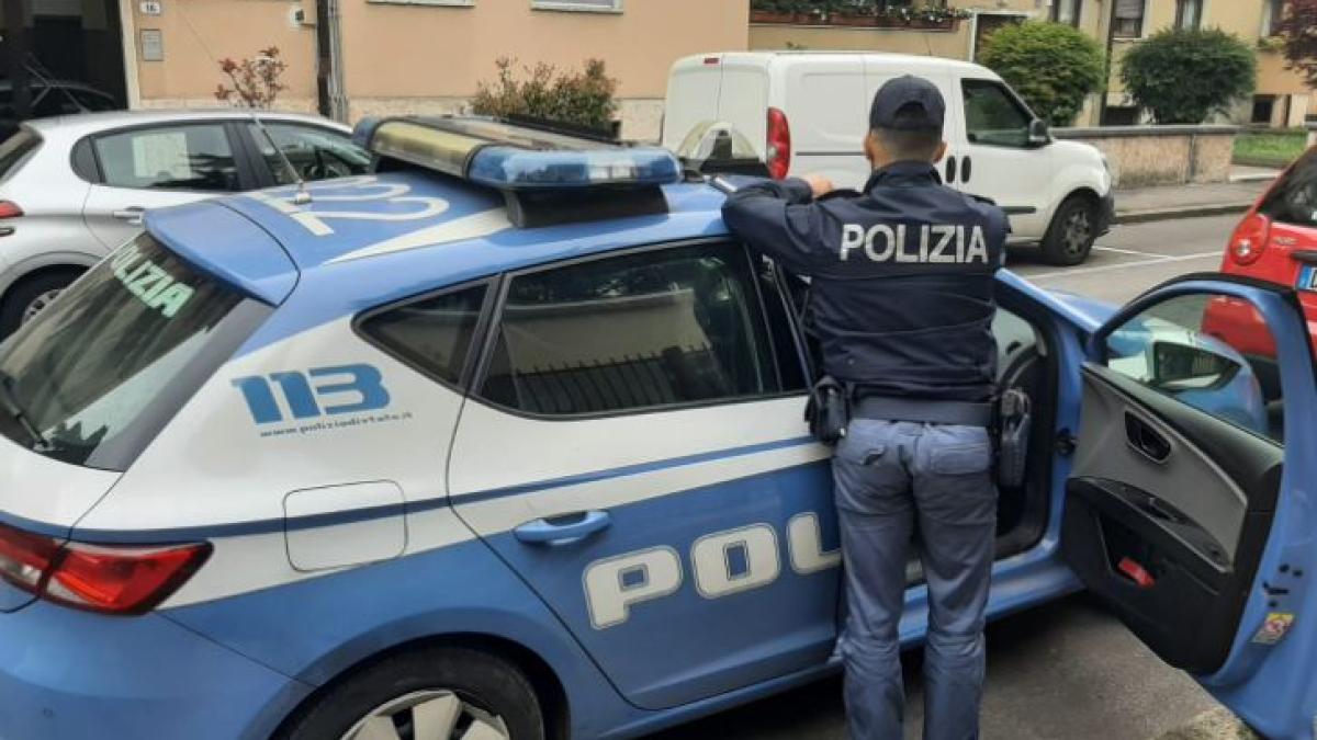 italia--tanara-romanca--la-volanul-unei-masini--fara-a-detine-permis-de-conducere--politistii-au-gasit-un-adevarat-arsenal-in-automobil