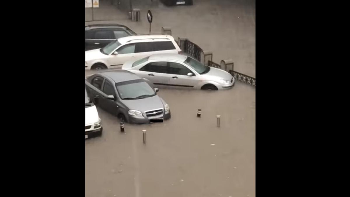 potop-in-romania--zeci-de-masini--luate-de-apa-pe-strazi