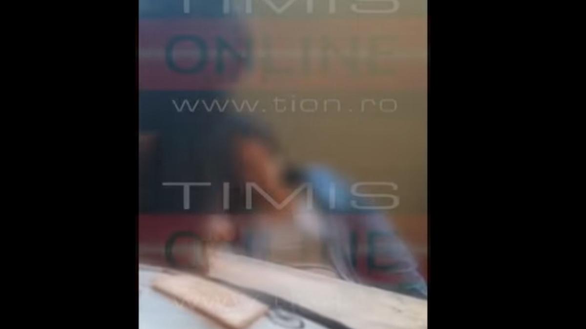 adolescenta-romanca-de-15-ani-cu-nevoi-speciale--chinuita-de-doua-colege-intr-un-liceu---video