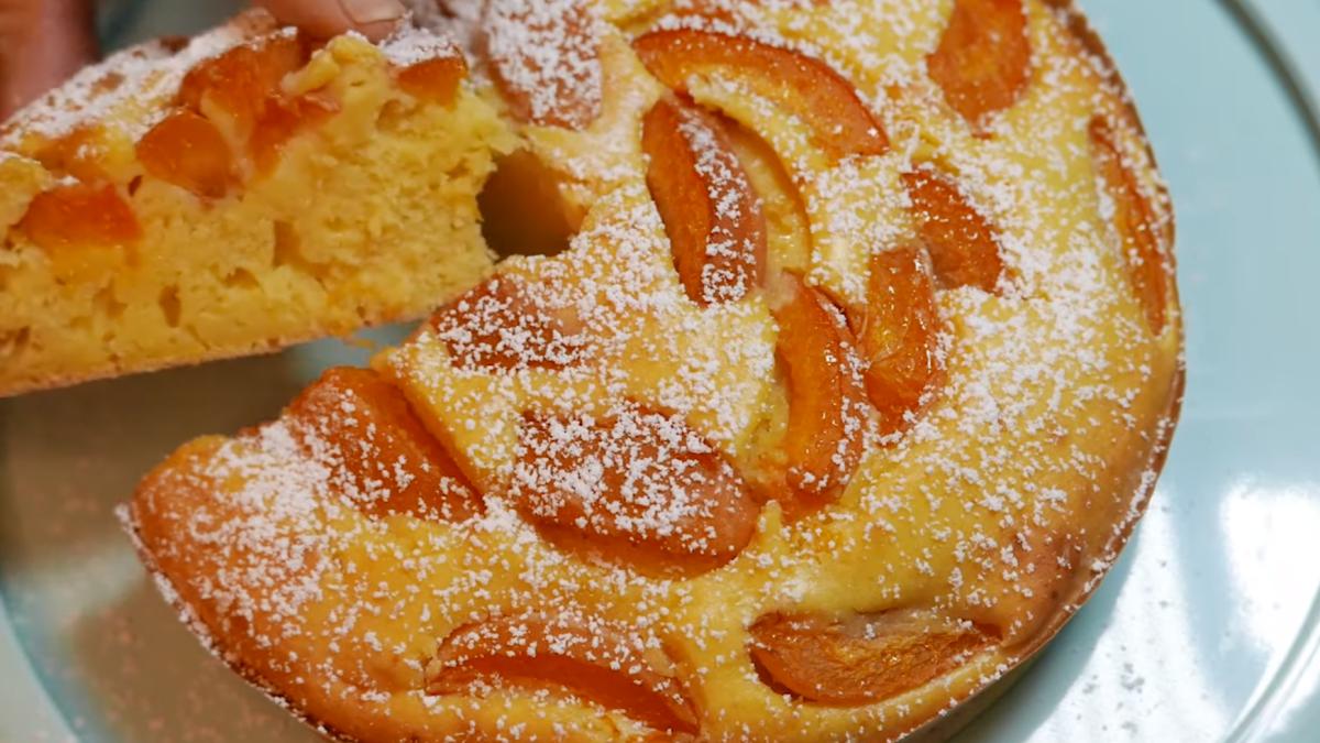 tort-magic-ai-nevoie-doar-de-trei-caise-si-trei-oua--rezultatul---un-desert-pufos--savuros-si-dietetic--cu-doar-160-de-calorii