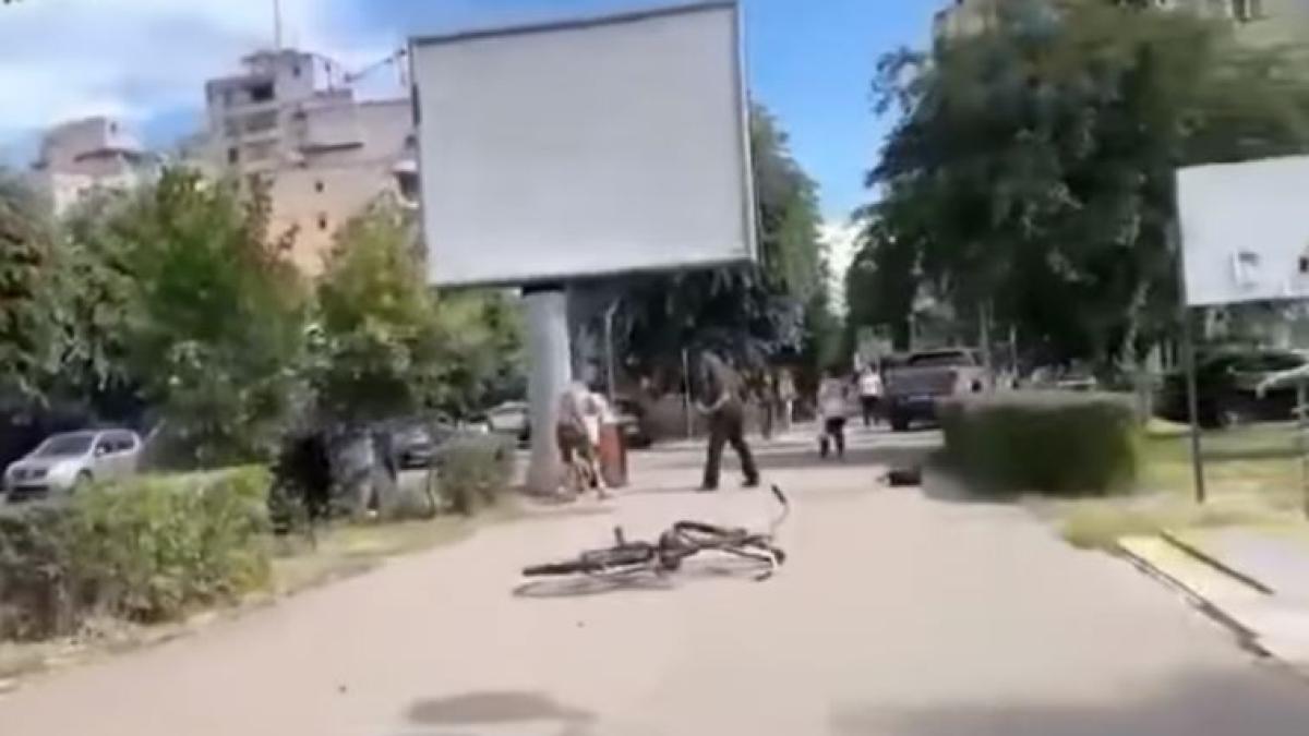 barbat--injunghiat-in-mijlocul-zilei--in-centrul-devei--in-loc-sa-intervina--martorii-au-inceput-sa-filmeze