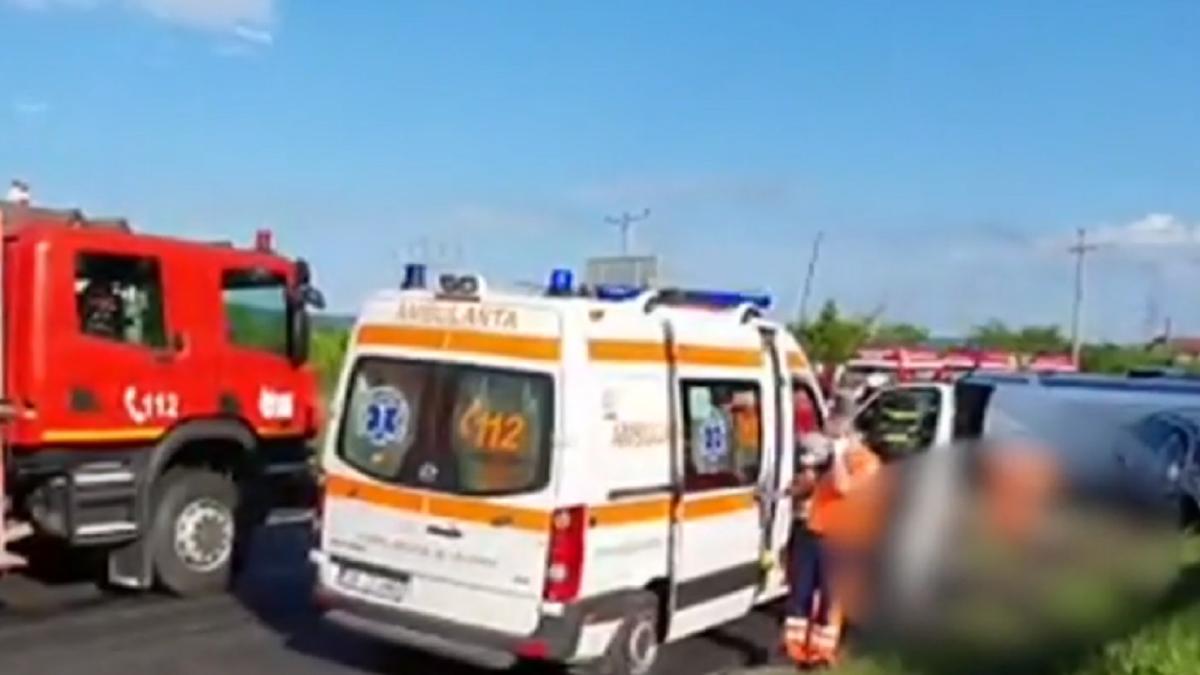 momente-dramatice-la-accidentul-mortal-de-microbuz--in-care-erau-10-copii-romani-prc-e2prc-80prc-9emami-vine-si-te-ia--da-nu-ai-cum-sa-ramai-in-stradaprc-e2prc-80prc-9d