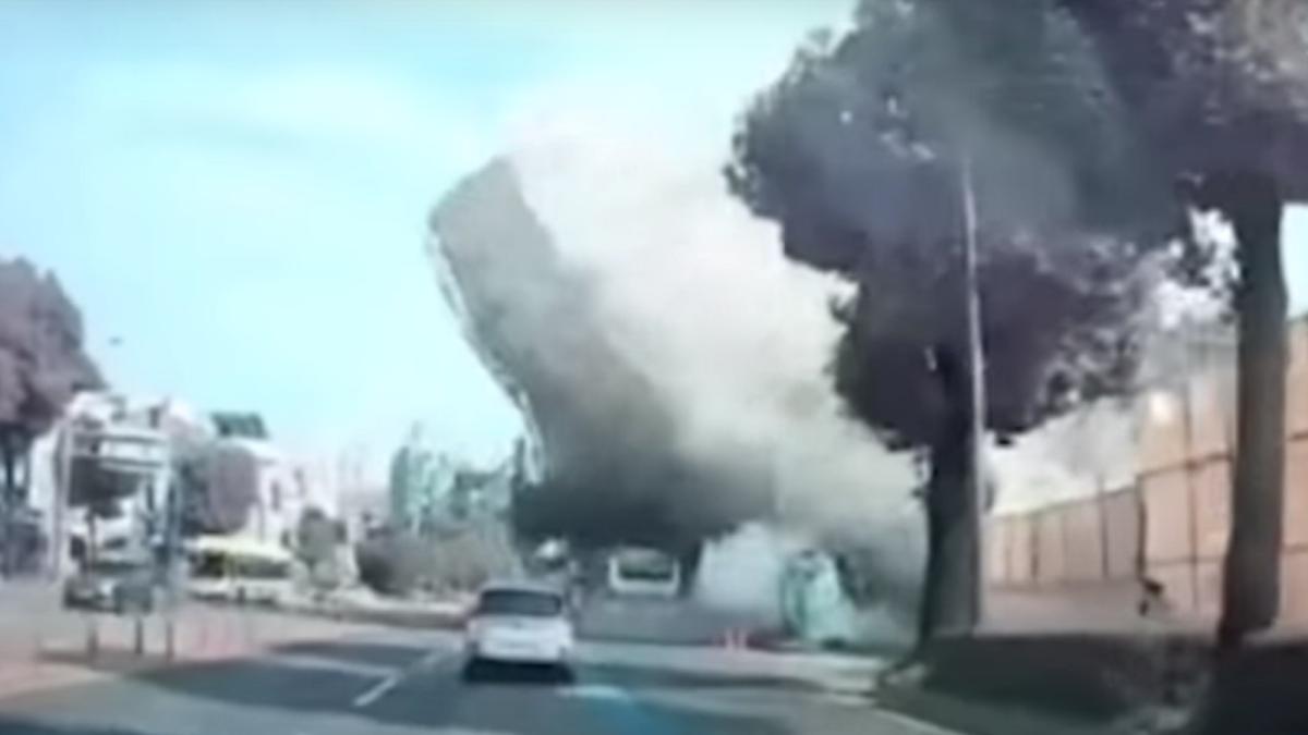 o-cladire-cu-5-etaje-s-a-prabusit-peste-un-autobuz-plin-cu-pasageri---video