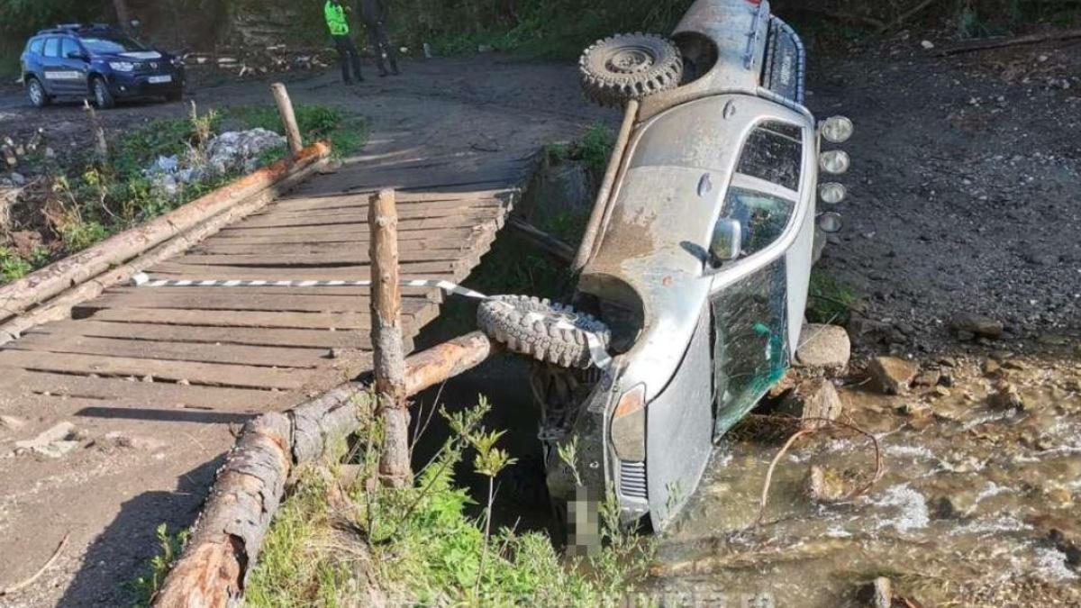 sofer-roman--oprit-cu-focuri-de-arma--la-trecerea-peste-un-pod--masina-s-a-rasturnat