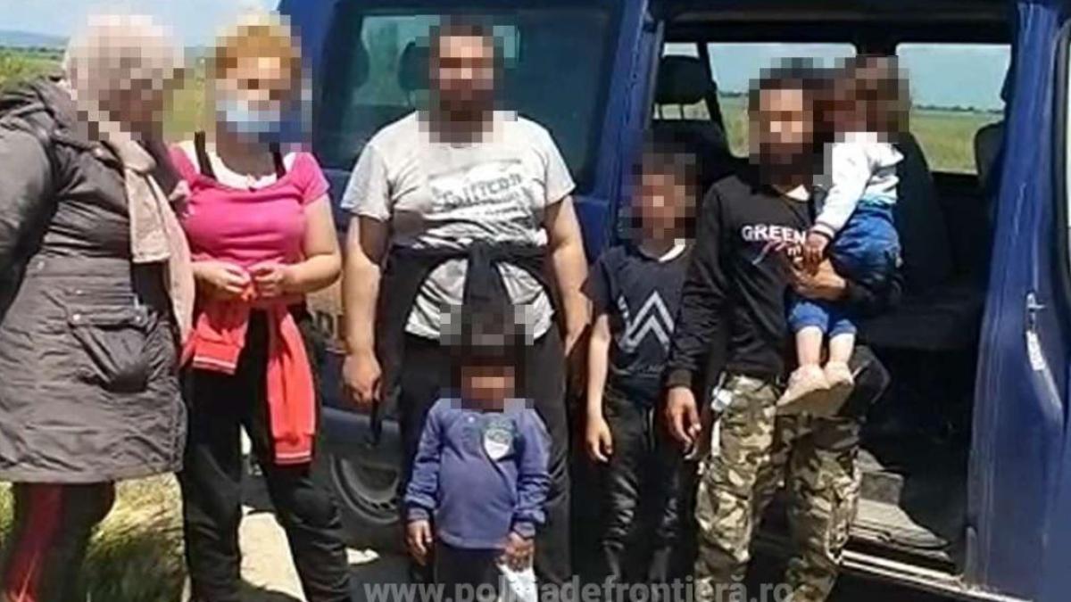 trei-copii-si-cinci-adulti--surprinsi-cum-traversau--ilegal--dunarea-cu-o-barca-gonflabila