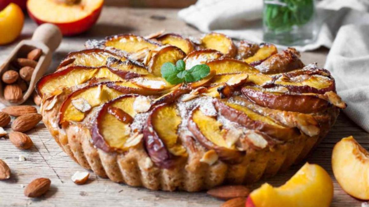 tarta-de-piersici-si-migdale--un-desert-delicat-si-parfumat--perfect-pentru-micul-dejun