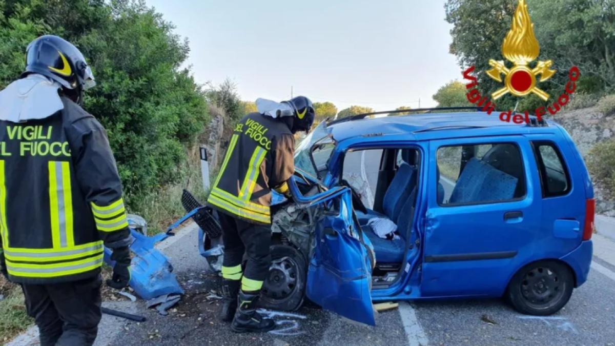 accident-roman-italia-bolovan-sardinia-pompieri