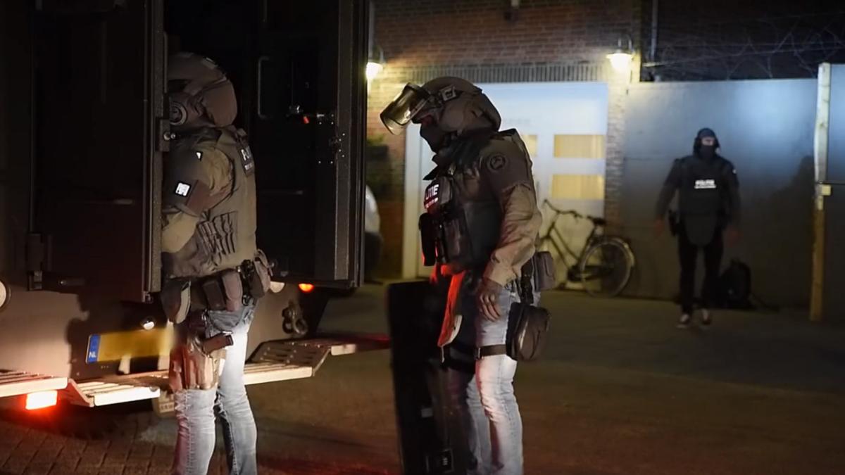 olanda--arma-de-foc-gasita-intr-o-cladire-inchiriat-de-muncitori-romani--dupa-un-raid-al-mascatilor-romanca-de-25-de-ani--retinuta