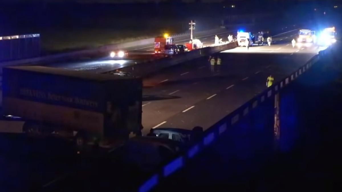 atac-armat-in-italia--cuie-pe-asfalt--masini-incendiate-si-arme-de-foc-pe-o-auostrada---video