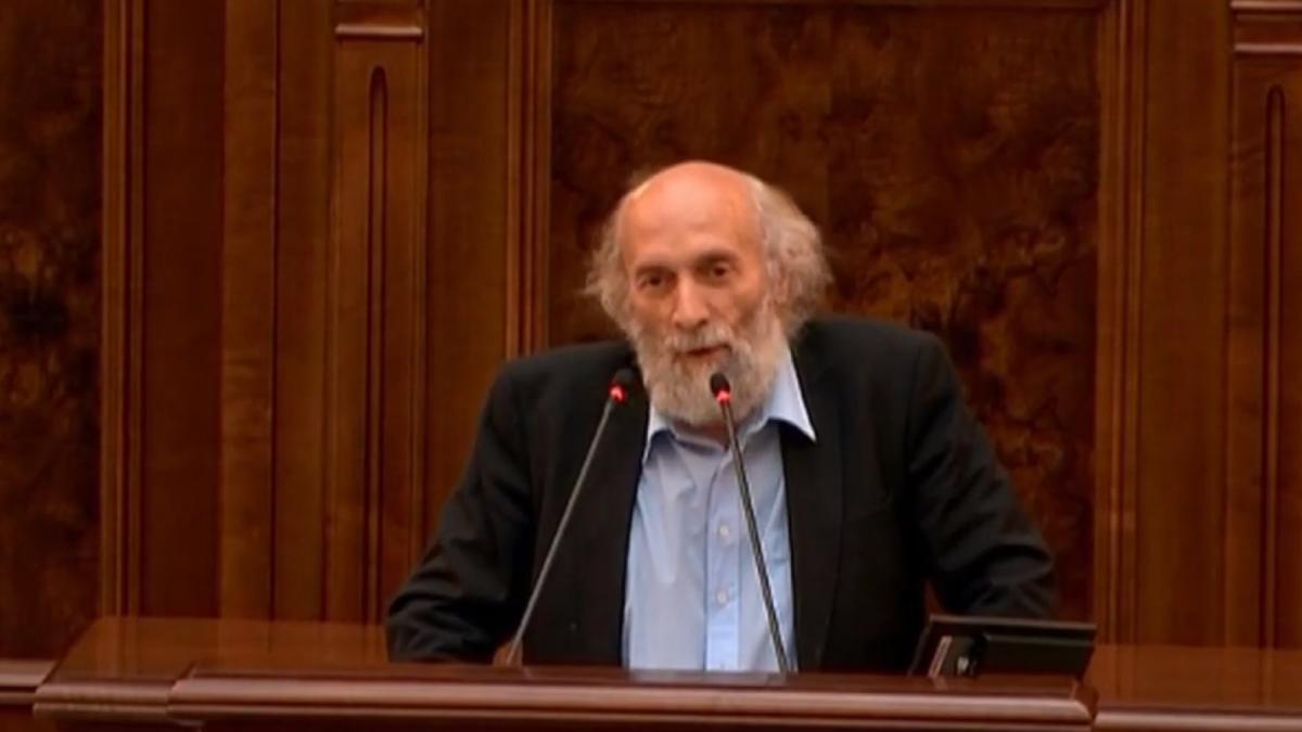 un-senator-aur-a-provocat-rasete-in-plen--prc-e2prc-80prc-9ecand-sinapsele-sexuale-se-dezvolta--creierul-nu-mai-este-apt-pentru-studiuprc-e2prc-80prc-9d