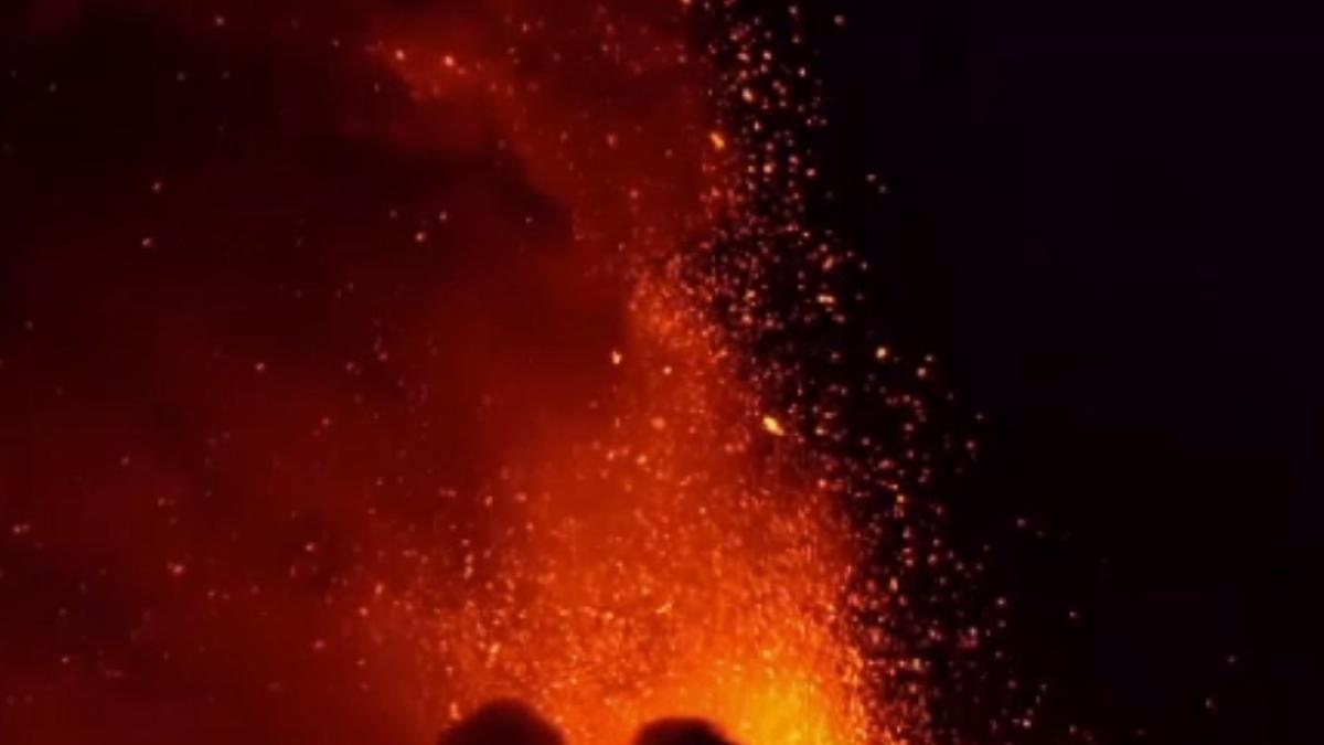 vulcanul-etna-a-oferit-un-nou-spectacol-terifiant--exploziile-s-au-auzit-de-la-45-km-distanta