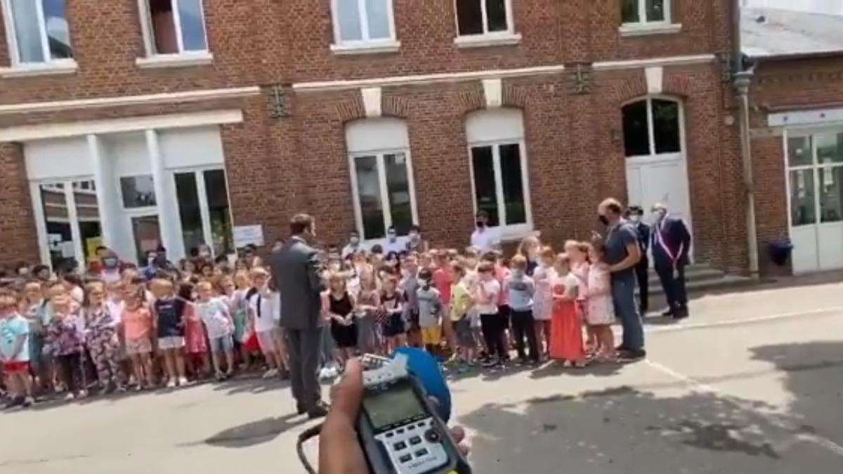 emmanuel-macron-franta-elevi-capt-vid-twitter