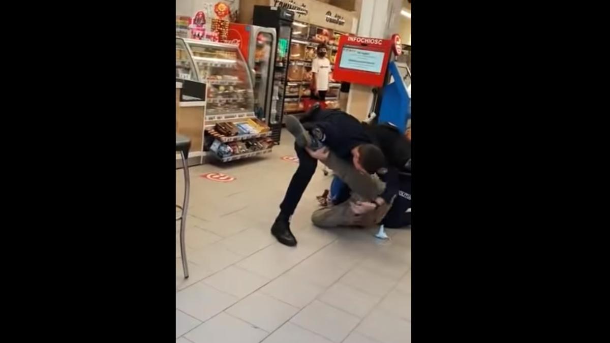 roman-amendat-si-cu-dosar-penal--dupa-ce-a-intrat-in-magazin-cu-un-cutit-si-fara-masca-de-protectie---video