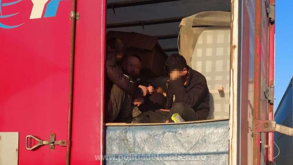 automarfar--condus-de-un-sofer-turc--oprit-in-vama-bors--era-incarcat-cu-mobila-si-cu-pasageri-ilegali