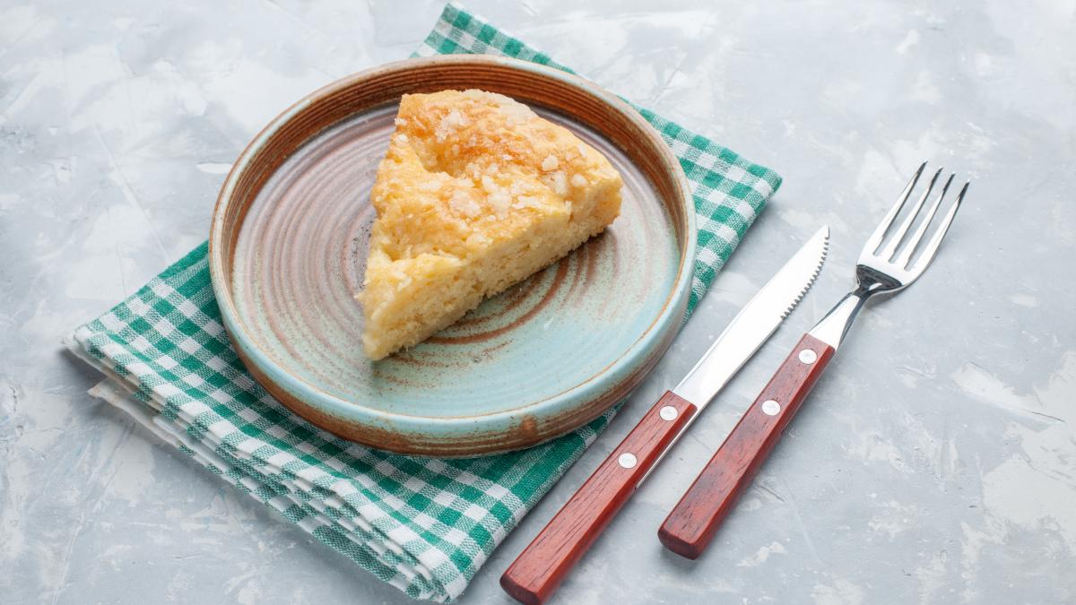 tort-pufos-cu-mere-si-lamaie--o-reteta-ingenioasa-pentru-a-nu-arunca-fructele-care-incepe-sa-se-strice