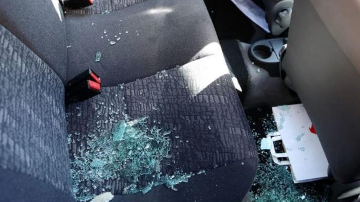 italia--un-roman--suparat-ca-nu-a-fost-lasat-sa-intre-in-casa--si-a-varsat-furia-pe-un-automobil-parcatprc-c2prc-a0