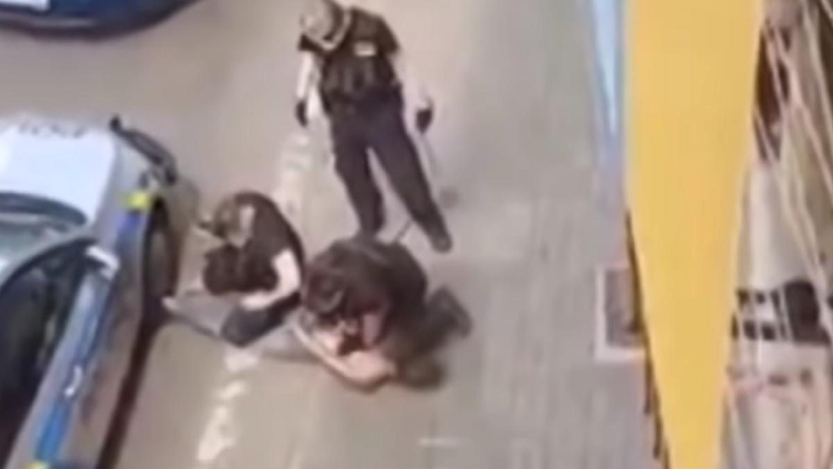 cehia--un-barbat-de-etnie-roma--mort-dupa-ce-politistul-i-a-pus-genunchiul-pe-gat---video