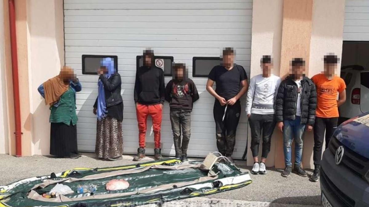 opt-migranti--din-care-trei-minori--au-traversat-dunarea-cu-o-barca-gonflabila