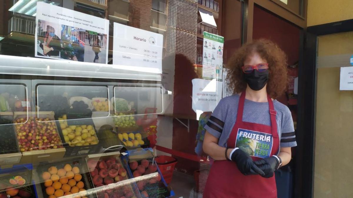 elisabeta-galinet-junto-al-cartel-que-ha-colgado-en-su-fruteria-de-san-jose