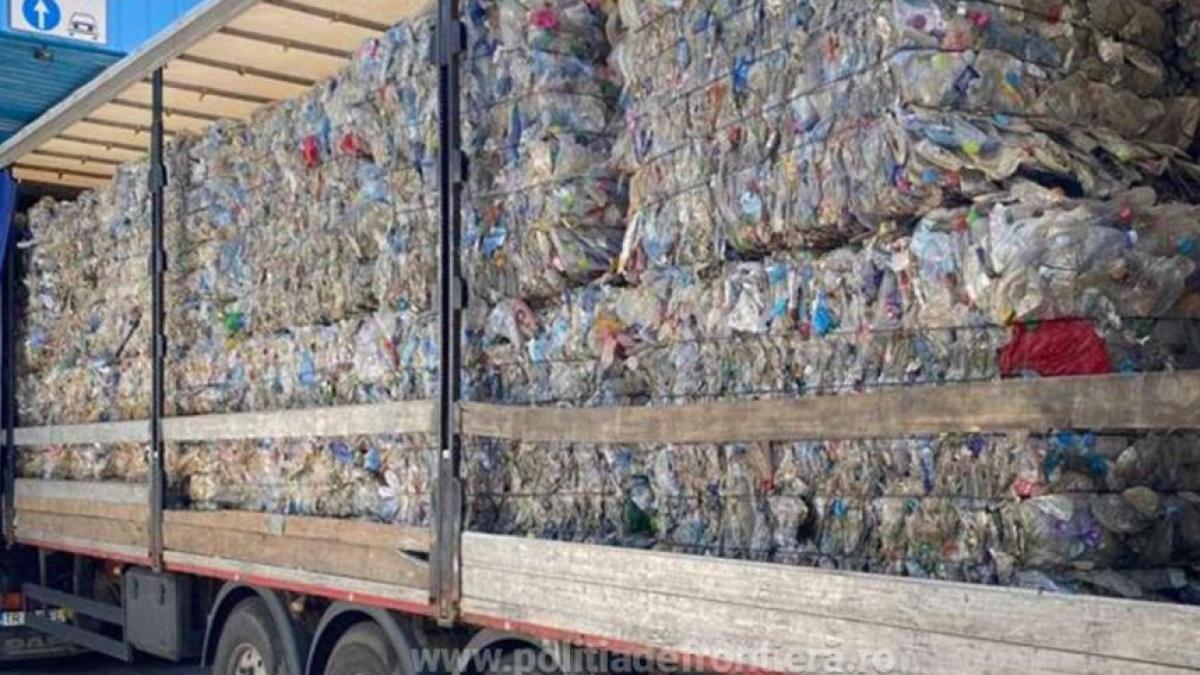 ansamblu-rutier--condus-de-un-sofer-turc--oprit-la-vama-calafat--era-burdusit-cu-tone-de-deseuri-din-plastic