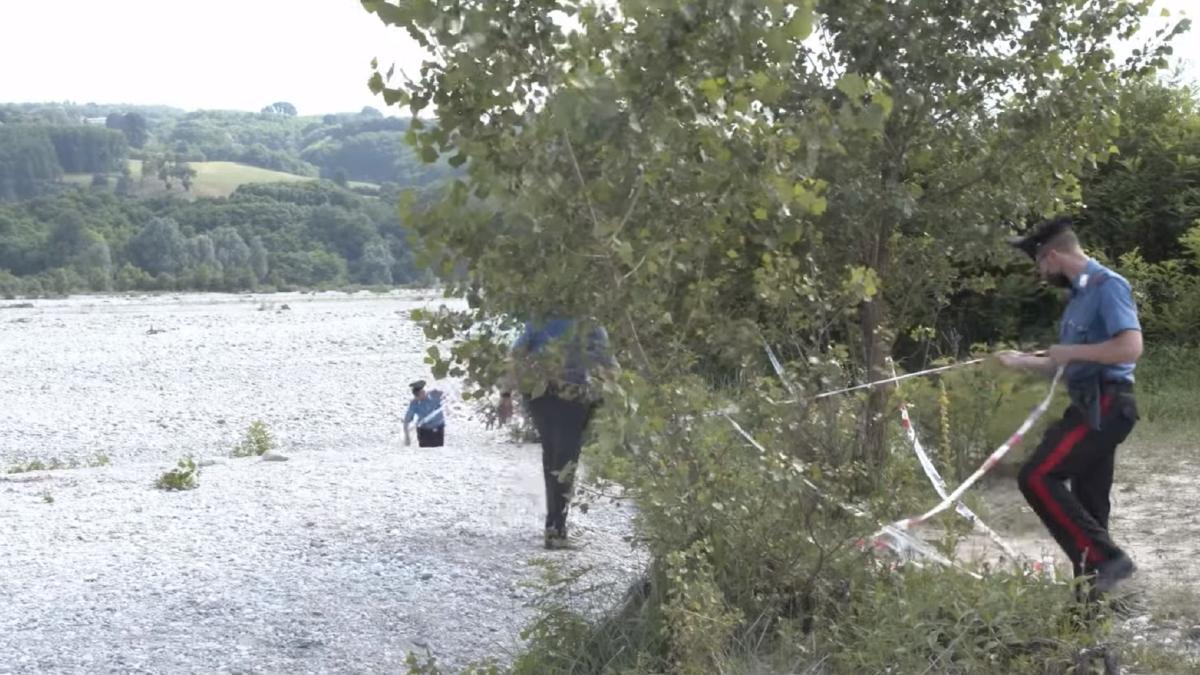 italia--elisa-a-fost-ucisa-pe-un-sezlong--in-timp-ce-facea-plaja--calaul-s-a-predat-carabinierilor-cu-arma-crimei---video