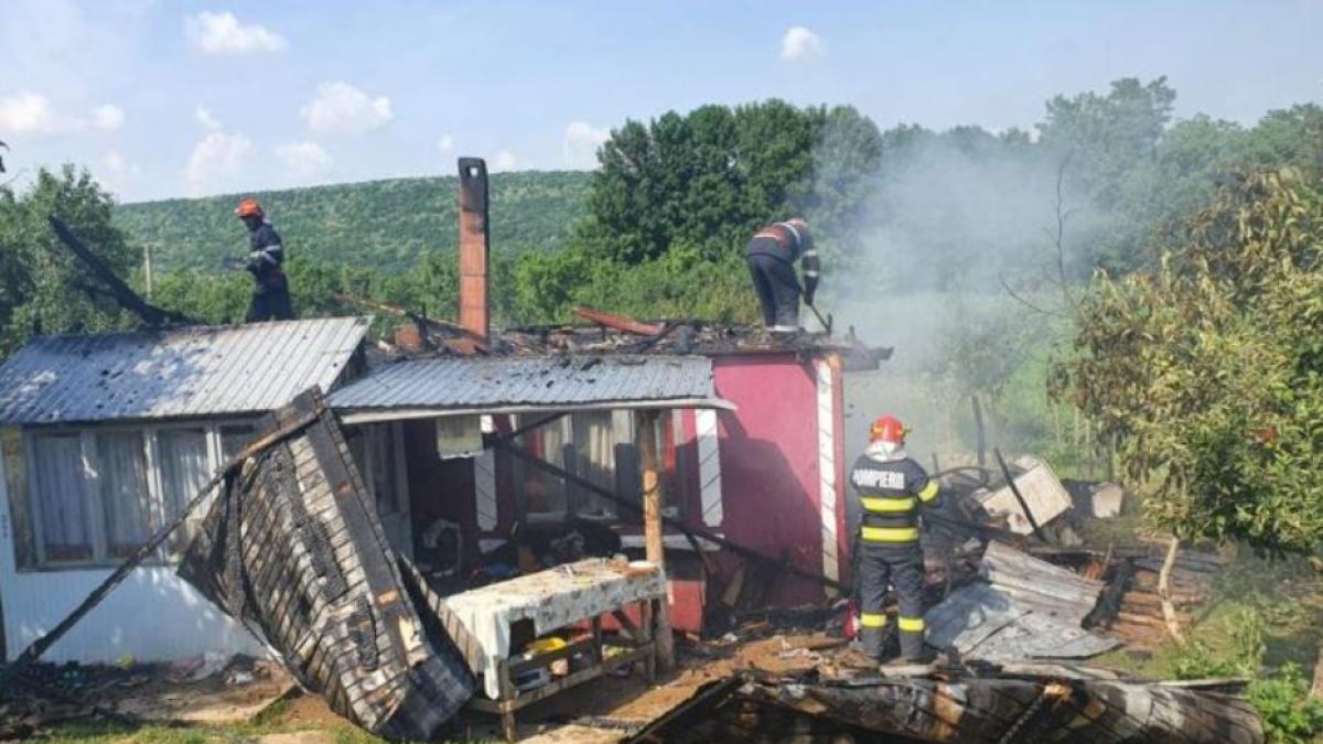 o-familie-cu-cinci-minori-a-ramas-pe-drumuri--casa-le-a-fost-mistuita-de-un-incendiuprc-c2prc-a0